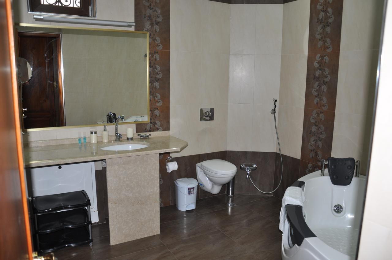 Hotel Amber Батумі Екстер'єр фото